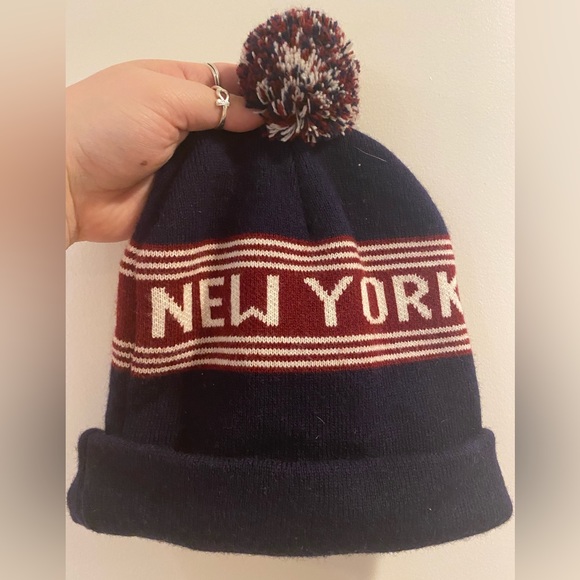 TUMBLR GIRL AMERICAN APPAREL NYC BEANIE WITH PUFFBALL DETAIL - Picture 2 of 5